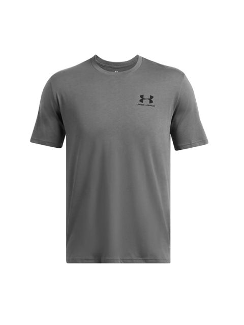 T-shirt gris à manches courtes Under Armour avec un petit logo noir et le nom de la marque sur la poitrine gauche sur fond blanc.