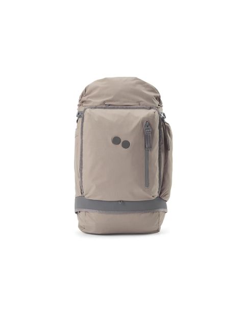 Un sac à dos beige avec une poche zippée sur le devant, deux points noirs et des accents gris, debout devant un fond blanc.