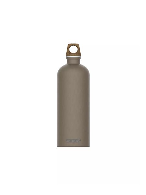Une gourde SIGG gris mat réutilisable avec un bouchon à vis et une poignée en boucle marron devant un fond blanc uni.