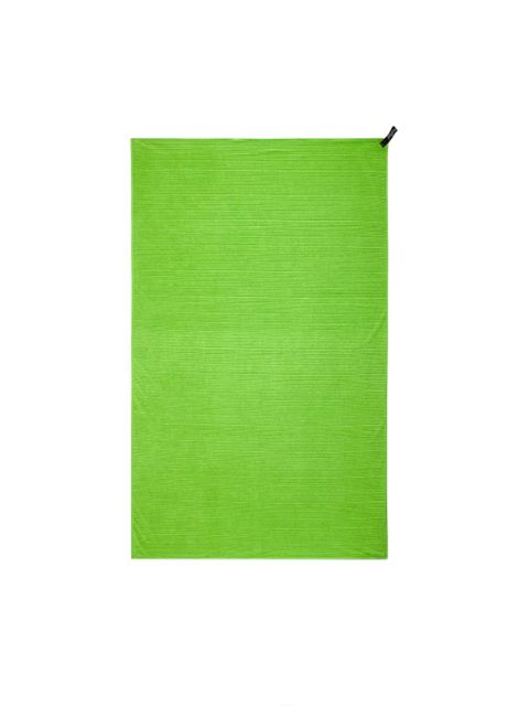 Serviette rectangulaire vert vif avec une petite boucle de suspension noire dans le coin supérieur droit, représentée sur un fond blanc uni.