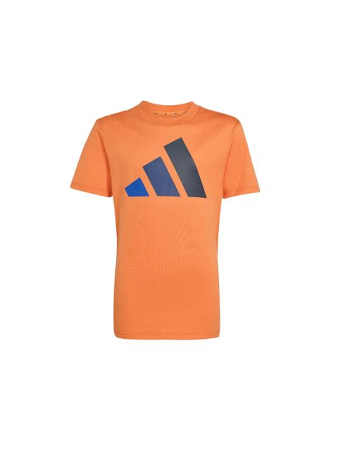T-shirt orange à manches courtes avec un grand logo Adidas bleu et noir sur le devant, représenté sur un fond blanc uni.