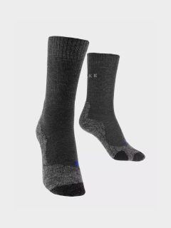 Une paire de chaussettes gris foncé avec des accents gris clair est présentée sur un fond blanc uni. Le mot « FEMMES » est superposé à l'image en lettres blanches grasses.