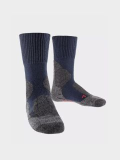 Deux paires de chaussettes montantes sont représentées sur un fond clair. Les chaussettes ont une partie supérieure bleu foncé et un pied gris. Le mot « HOMMES » est écrit en blanc en travers de l'image.