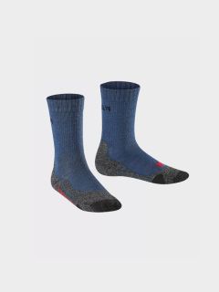 Une paire de chaussettes bleu-gris avec un rembourrage et une adhérence supplémentaires au niveau du talon et des orteils, sur un fond gris clair avec le mot « ENFANTS » en lettres blanches grasses sur les chaussettes.