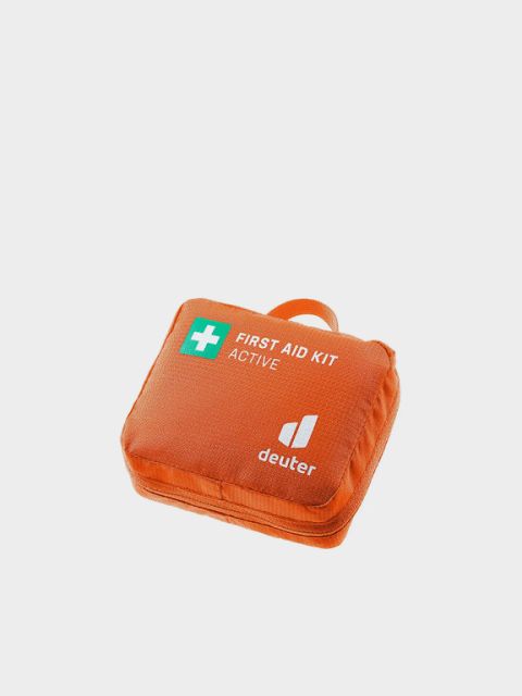 Trousse de premiers secours ouverte avec des pansements, des ciseaux et du matériel médical dans un sac rouge et noir. En haut, on peut lire en gras et en blanc « KITS DE PREMIERS SECOURS ».