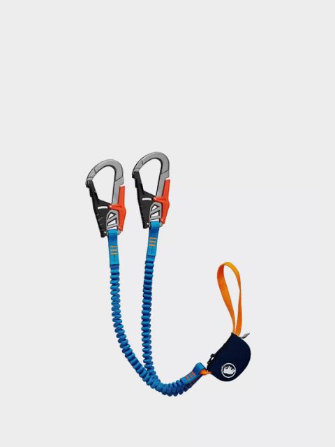 Sur un fond uni, on voit un kit de via ferrata avec deux mousquetons orange et noirs, des cordes élastiques et une poche de sécurité. En haut à gauche, on peut lire le texte « Kits de via ferrata ».