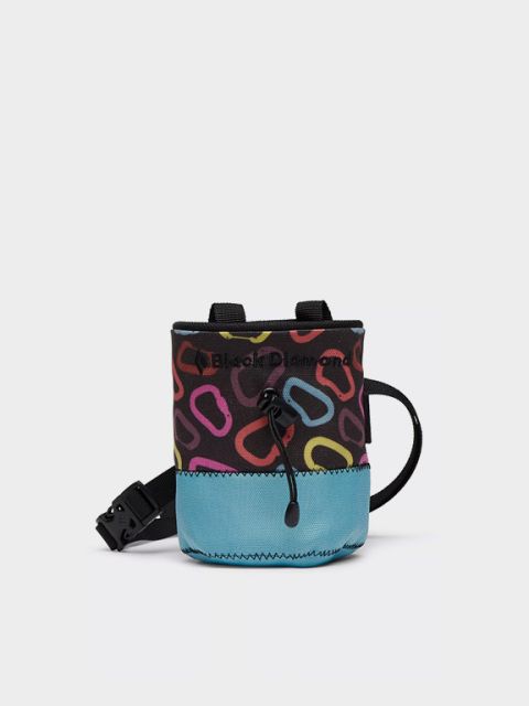 Sac à magnésie d'escalade coloré avec un motif géométrique en rouge, bleu et noir. Il a un cordon de serrage jaune et se trouve sur un fond blanc. En haut à gauche, on peut lire le texte "ACCESSOIRES D'ESCALADE".