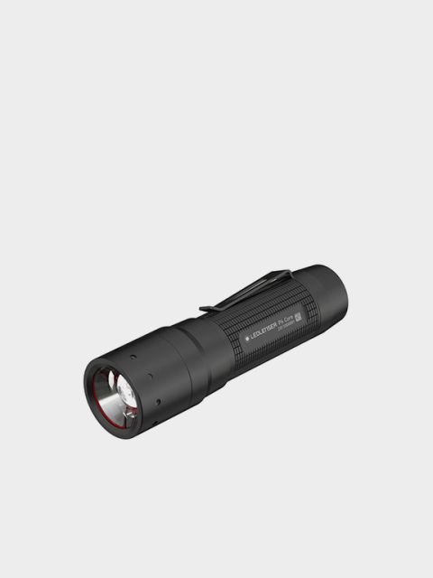 Une lampe de poche noire avec une poignée texturée et un clip est représentée sur un fond gris clair. La lampe de poche est positionnée en diagonale, la lentille pointant légèrement vers la gauche. Au-dessus, on peut lire le texte en gras blanc « Lampes de poche ».