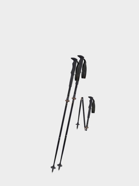 Sur un fond gris clair, on voit trois bâtons de randonnée noirs. En haut à gauche, on peut lire « BÂTONS DE RANDONNÉE » en gras et en blanc.