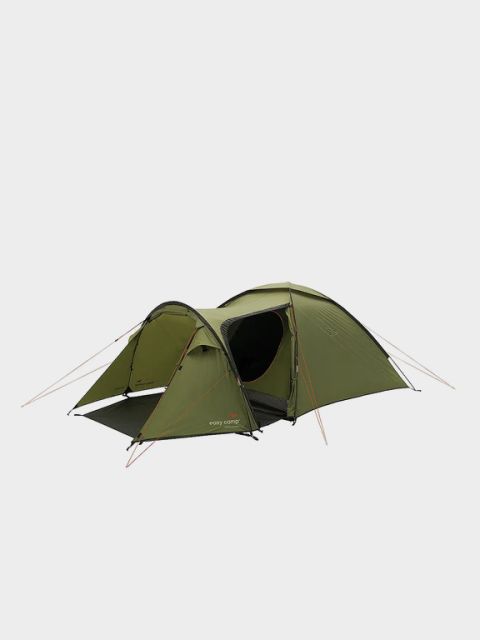 Une tente de camping verte et plate, en forme de dôme, avec un auvent déployé, se dresse devant un fond uni. Le mot « TENTES » est visible dans le coin supérieur gauche. Des piquets de tente et des haubans sont visibles pour le soutien.