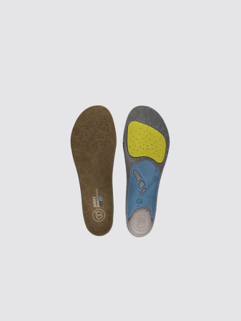 Deux semelles sont présentées. La gauche est simplement beige, la droite a un design structuré avec des accents noirs et rouges. Au-dessus, on peut lire « Soins & Semelles » sur un fond gris clair.