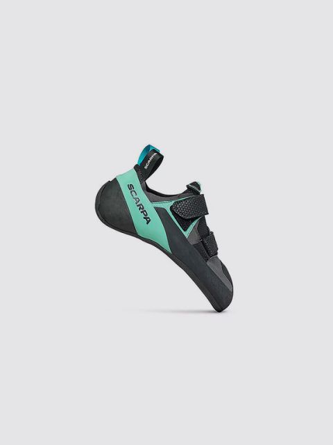 Une chaussure d'escalade Scarpa bleu-vert et noire avec des sangles velcro est présentée sur un fond clair et uni.