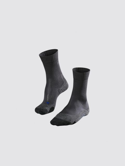 Une paire de chaussettes grises sur un fond gris clair. Le mot « CHAUSSETTES » est écrit en lettres blanches grasses dans le coin supérieur gauche.