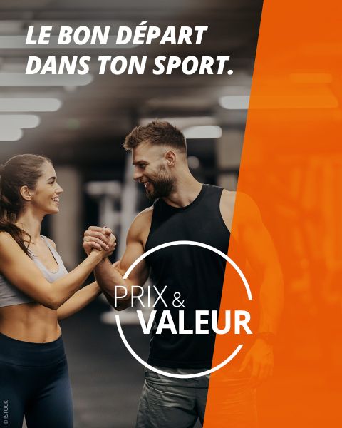 Un homme et une femme en tenue de sport sourient et se serrent la main dans une salle de sport. Le texte est le suivant : « LE BON DÉPART DANS TON SPORT. PRIX & VALEUR. »