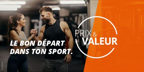 Deux personnes en tenue de sport sourient et se serrent la main dans un gymnase. Le texte est le suivant : "LE BON DÉPART DANS TON SPORT. PRIX & VALEUR" sur fond orange.
