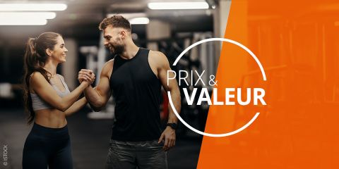 Un homme et une femme en tenue de sport sourient et se serrent la main dans une salle de sport, avec le texte "PRIX & VALEUR" sur un fond orange.