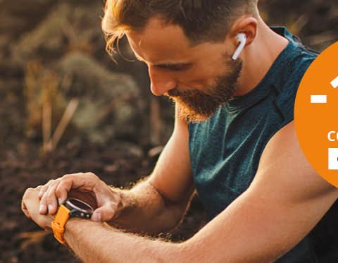 Deux personnes en tenue de sport font du jogging en plein air sur de larges marches en pierre. Le texte à gauche propose une montre de sport en bonus, et un cercle orange à droite annonce une réduction de 15 % avec un code promotionnel.