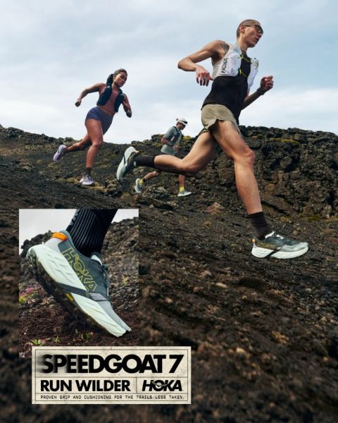 Trois coureurs de trail en tenue de sport courent en montée sur un terrain rocheux ; au centre, un gros plan d'une chaussure Hoka Speedgoat 7. Le texte dit "Speedgoat 7 : Run Wilder.
