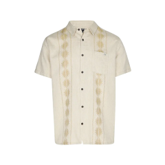 Chemise beige à manches courtes avec patte de boutonnage et discrets motifs verticaux à effet soleil de chaque côté des boutons.