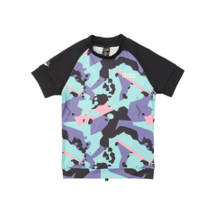 T-shirt de sport à manches courtes avec des manches noires et un motif abstrait coloré en bleu, violet, rose et noir sur le devant et le dos.