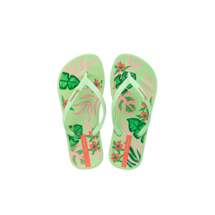 Une paire de tongs vertes avec des motifs de feuilles et de fleurs tropicales roses et vertes, placées côte à côte sur un fond blanc et rond.