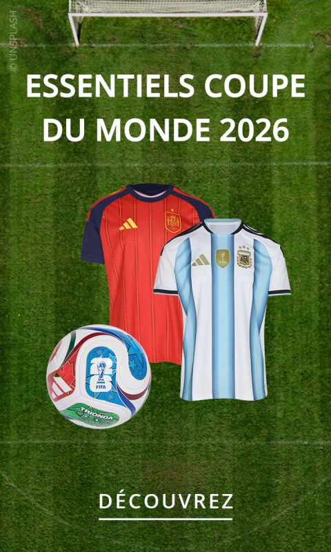 Deux maillots de football, l'un rouge et l'autre blanc et bleu, ainsi qu'un ballon de la Coupe du Monde 2026 sur fond de terrain de football vert, complété par un texte publicitaire français pour les articles principaux.