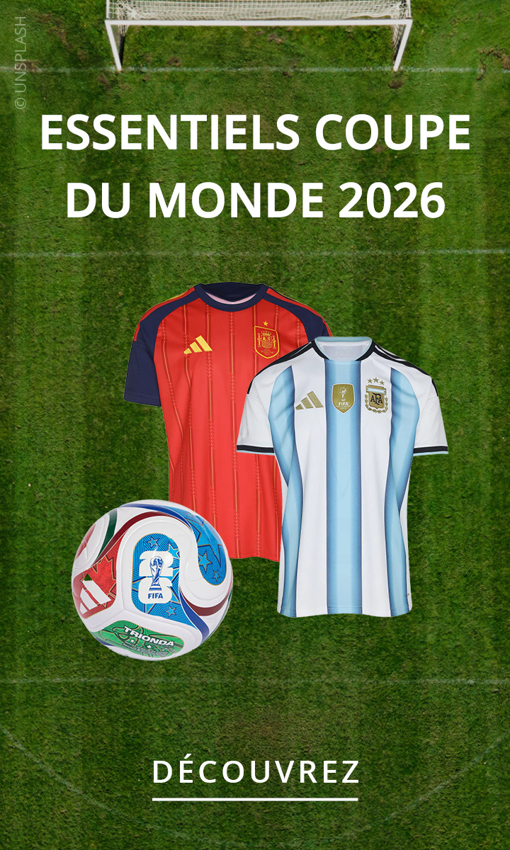 Deux maillots de football, l'un rouge et l'autre blanc et bleu, ainsi qu'un ballon de la Coupe du Monde 2026 sur fond de terrain de football vert, complété par un texte publicitaire français pour les articles principaux.