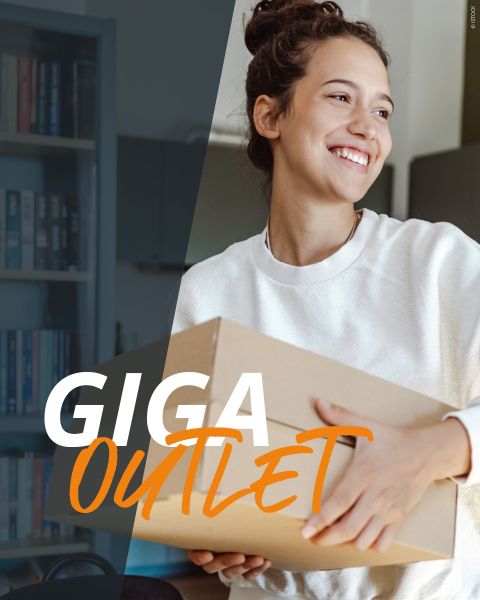 Personne souriante tenant une boîte en carton sur laquelle sont inscrits les mots "Giga Outlet" en lettres grasses blanches et orange.