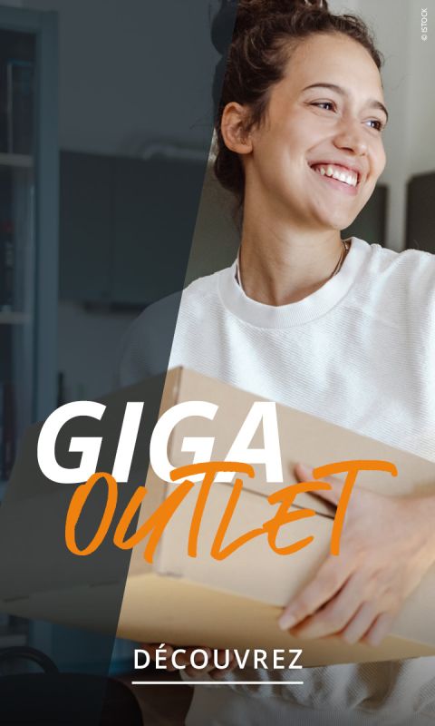 Souriez femme tenant une boîte en carton avec les mots "GIGA OUTLET" et "DÉCOUVREZ" affichés.