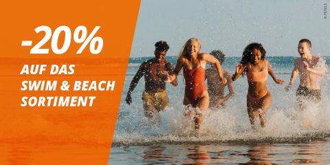 Cinq personnes en maillot de bain marchent en souriant dans les eaux peu profondes de l'océan. Le texte offre 20 % de réduction sur la gamme de maillots de bain et de plage en allemand sur un fond orange.
