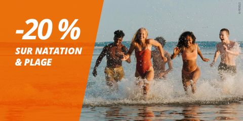 Cinq jeunes adultes courent et barbotent dans la mer ; le texte orange indique "-20% sur natation & plage".