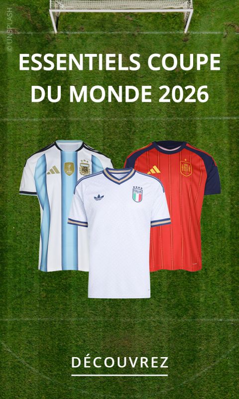 Trois maillots de football (Argentine, Italie, Espagne) sur un terrain de football avec le texte français : "Essentiels Coupe du Monde 2026" et "Découvrez.