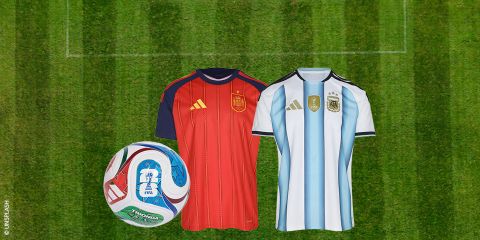 Deux maillots de football, l'un rouge (Espagne) et l'autre blanc à rayures bleues (Argentine), sur fond de terrain de football vert avec un ballon de la Coupe du Monde de la FIFA.