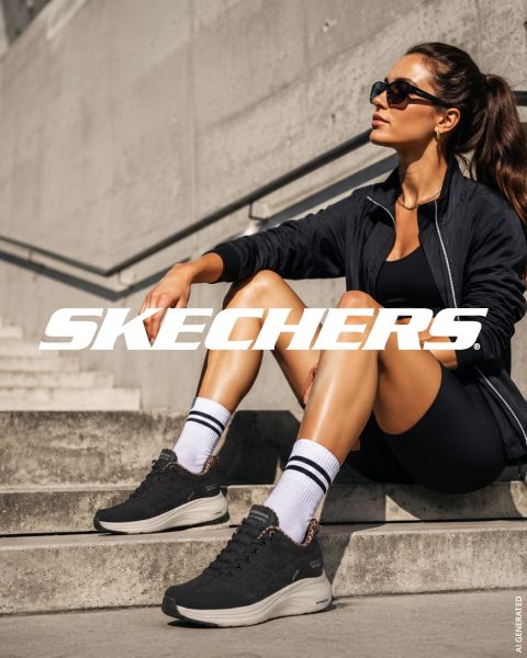 Une femme en tenue de sport et avec des lunettes de soleil est assise sur un escalier extérieur et porte des baskets Skechers noires. Le logo Skechers est visible en travers de l'image.