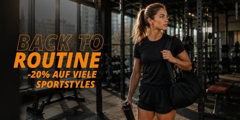Une femme en tenue de sport noire tient un sac de sport et une bouteille d'eau à la main dans une salle de sport ; le texte annonce 20 % de réduction sur de nombreux articles de sport.