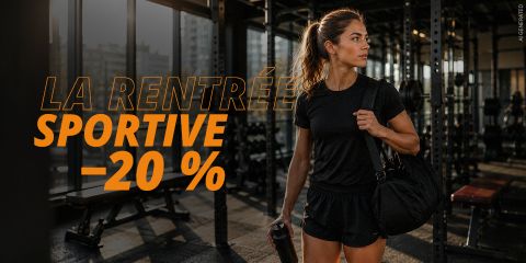 Une femme en tenue de sport se tient dans une salle de sport et tient un sac et une bouteille d'eau à la main. Texte : « LA RENTRÉE SPORTIVE - 20 % ».