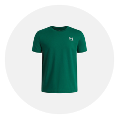 Un simple t-shirt vert à manches courtes avec un logo Under Armour blanc sur la poitrine gauche, représenté sur fond blanc.