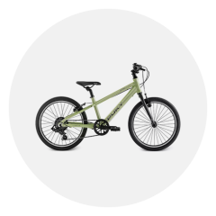 Vélo de montagne pour jeunes vert clair avec selle, guidon et pneus noirs, représenté de profil sur un fond blanc uni.