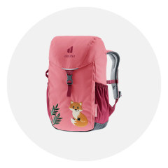 Sac à dos rose avec motif renard et feuilles, bretelles grises et le logo Deuter sur le rabat, photographié devant un simple fond blanc.