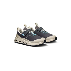 Une paire de chaussures de sport noires et beiges avec des accents bleus, représentée en diagonale sur fond blanc.