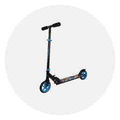 Une trottinette noire avec des roues bleues et des accents bleus, dont le plateau est décoré d'un motif géométrique, représentée devant un fond blanc uni.
