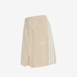 Beigefarbene Sportshorts mit weißen Adidas-Streifen an den Seiten, einem kleinen Logo am linken Bein, einem elastischen Bund und einem kleinen Schlitz vorne.