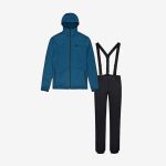 Eine blaue Kapuzenjacke und eine schwarze Skihose mit Hosenträgern, nebeneinander auf weißem Hintergrund dargestellt.