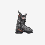 Schwarzer Nordica-Skischuh mit orangefarbenen Akzenten, ausgestattet mit mehreren Schnallen und einem Design für sicheren Sitz, abgebildet auf einem schlichten weißen Hintergrund.