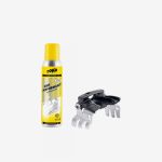 Auf weißem Hintergrund steht eine gelbe Dose mit Toko-Schmierspray neben einem kleinen schwarz-silbernen Metallteil einer Skibindung.