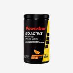 Ein PowerBar ISOACTIVE-Sportgetränkebehälter mit Orangengeschmack, schwarz-gelbem Etikett und der Abbildung einer Orangenscheibe auf der Vorderseite.