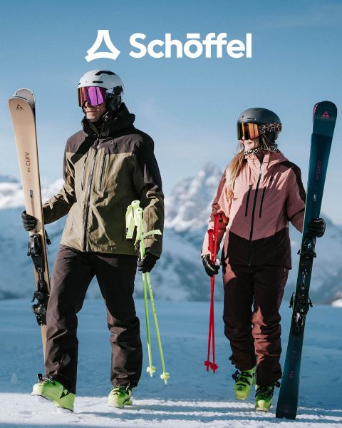 Deux personnes en équipement de plein air marchent sur une colline herbeuse avec des montagnes et des nuages en arrière-plan. Au-dessus d'eux se trouve le logo Schöffel, en dessous une ligne ondulée verte décorative.