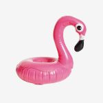 Aufblasbarer Getränkehalter in Form eines rosa Flamingos.