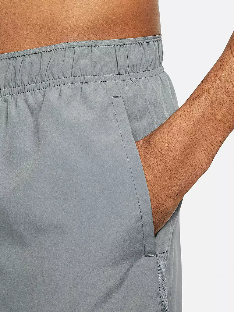NIKE | Short de course Challenger 5 pouces pour homme | Gris clair
