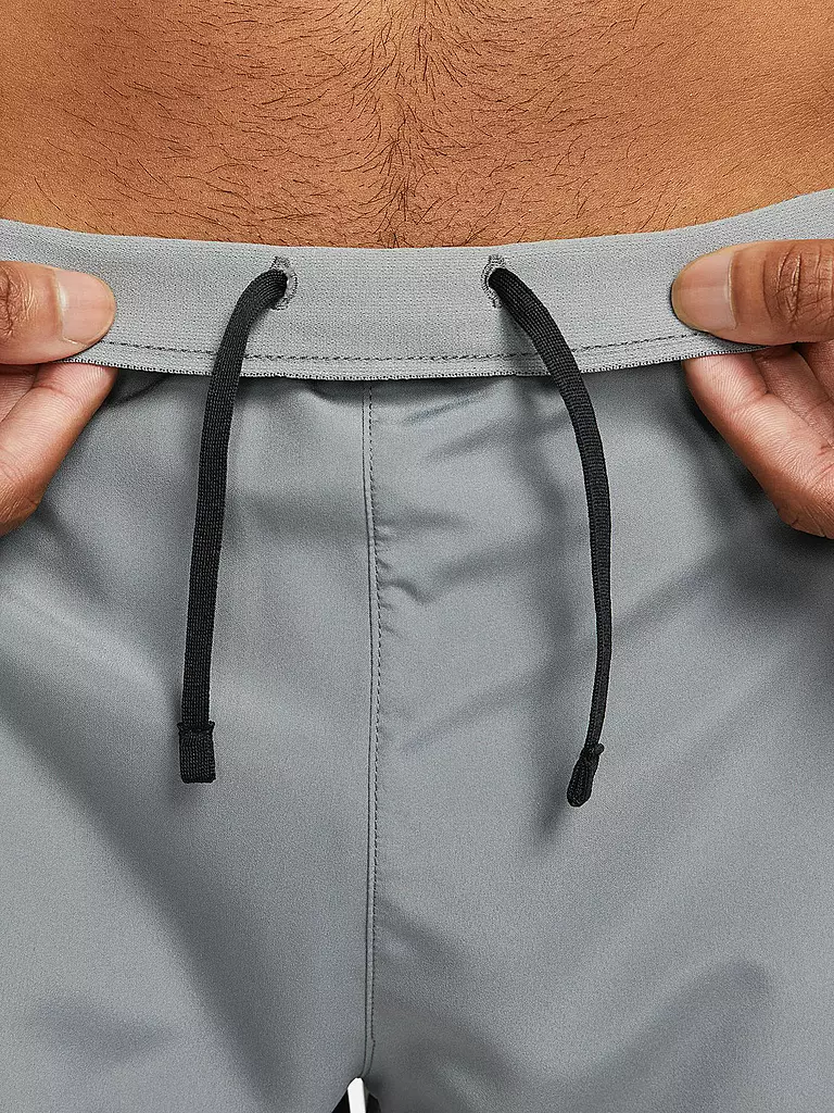 NIKE | Short de course Challenger 5 pouces pour homme | Gris clair